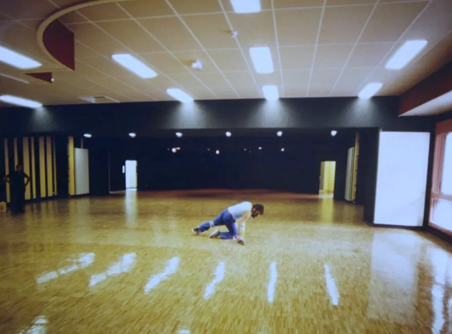 Grande salle de sport au parquet vitrifié et brillant